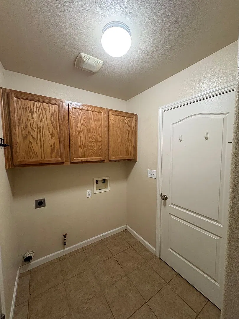 Tulare Home Near Sports Park Available Now! — Photo 4