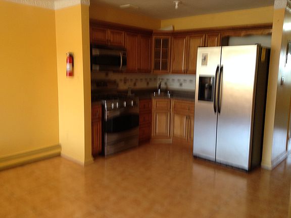 4th image of 443 Wortman Ave