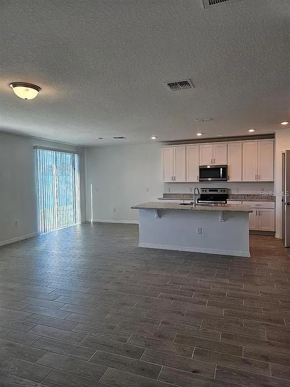 4 bed, 3.0 bath, 1850 sqft, $2,200 — Photo 3