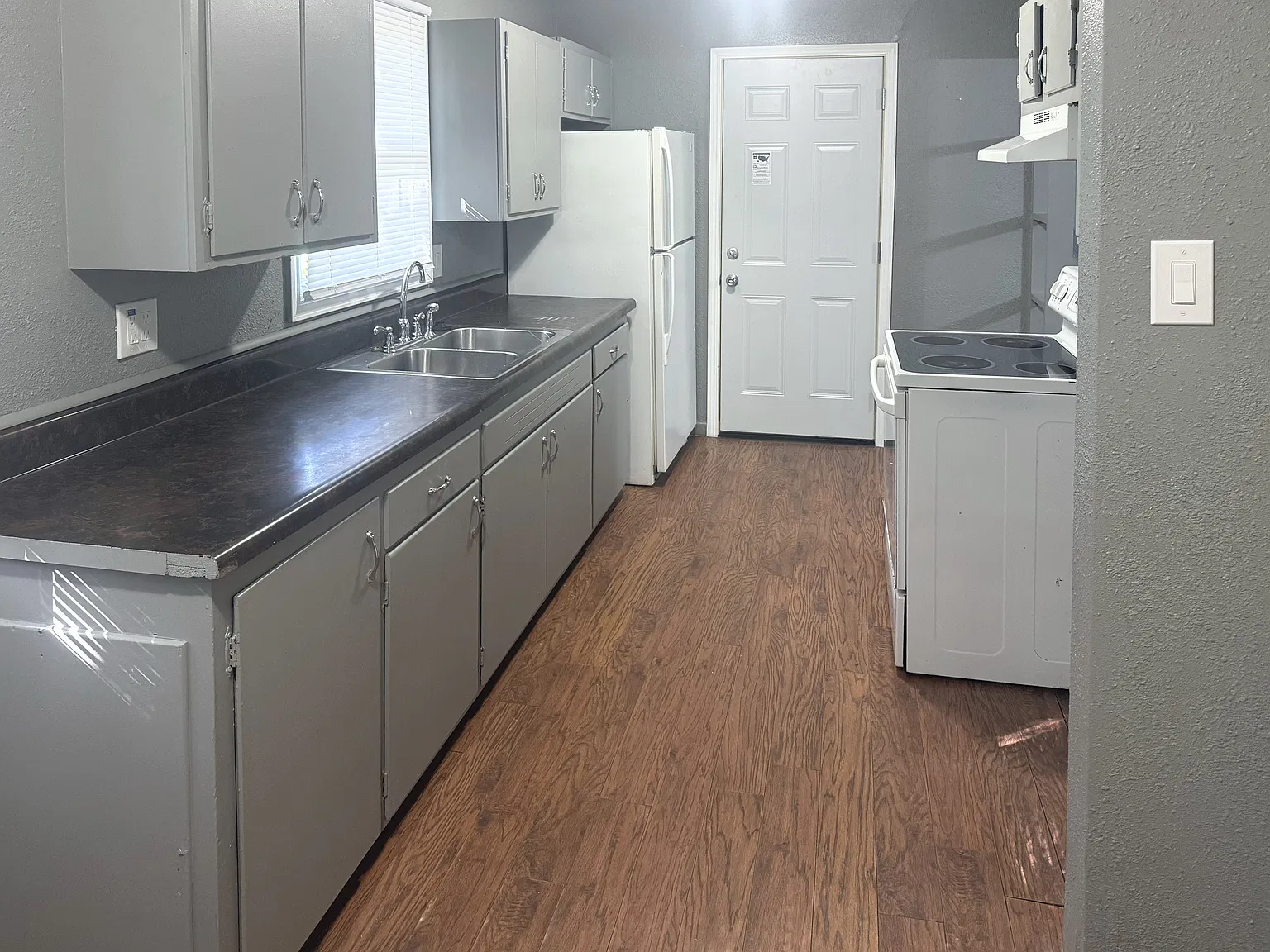 3 bed, 960 sqft, $1,600 — Photo 4