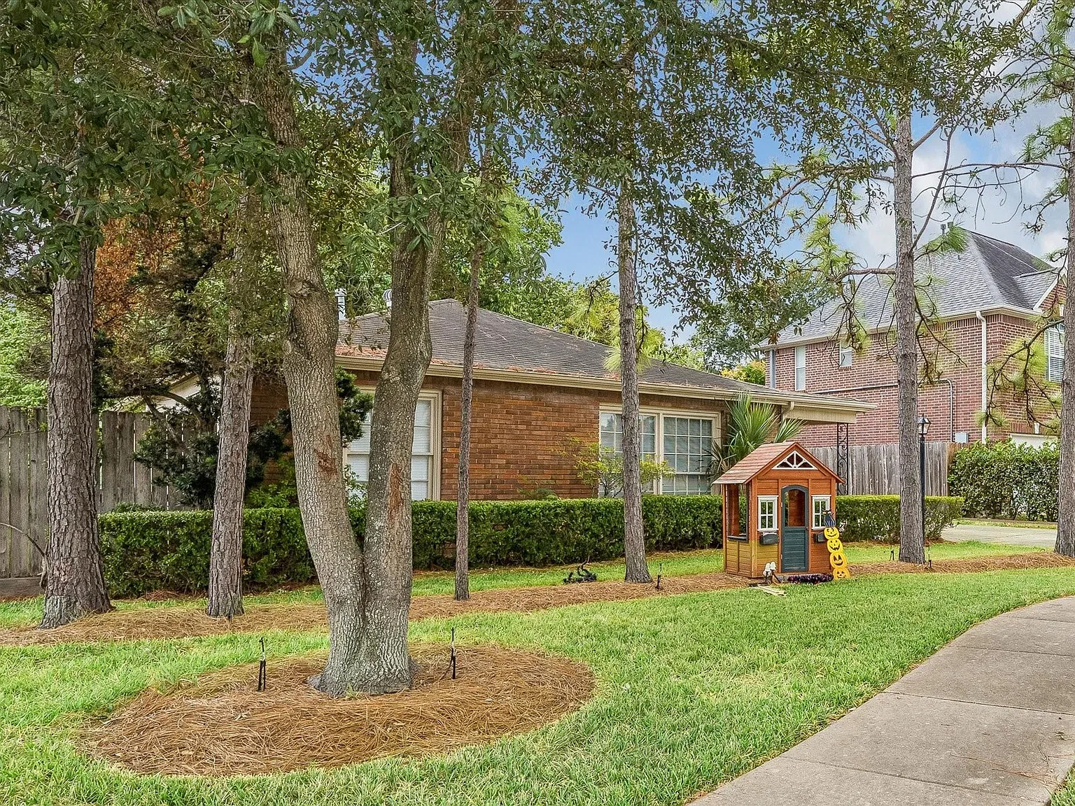 3 bed, 1.0 bath, 1352 sqft, $2,400 — Photo 2