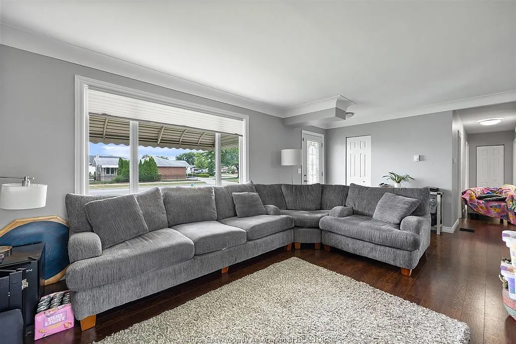 3 bed, 1.5 bath, $2,500 — Photo 2