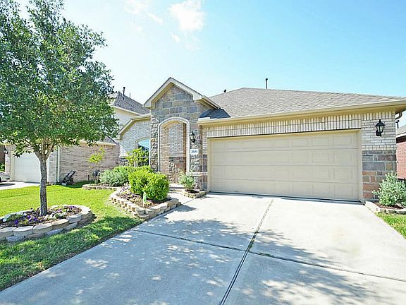 Well-maintained Lennar home less than five years old in Lakecrest with upgraded stone elevation, ext