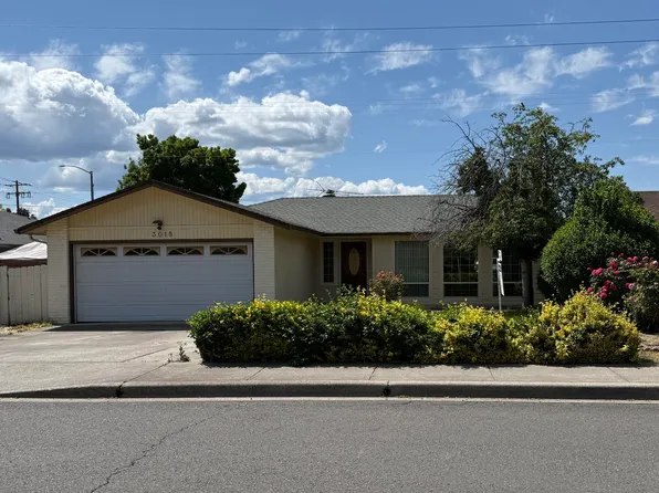 3015 Milhoan Dr, Medford, OR 97504