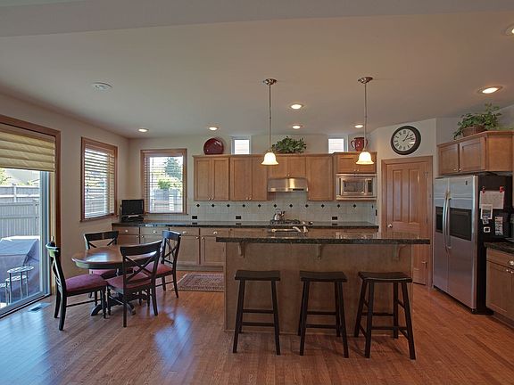 large Spacious Kitchen with Eating space and Island