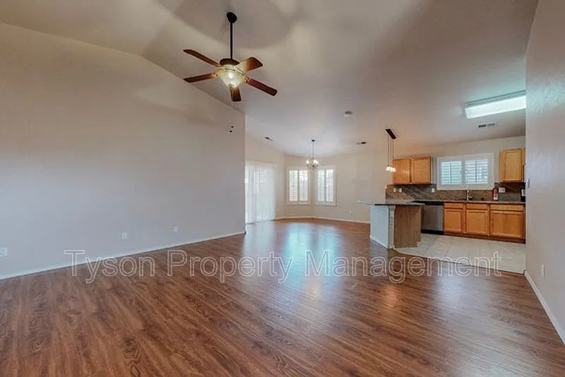 3 bed, 2.0 bath, 1624 sqft, $2,195 — Photo 4