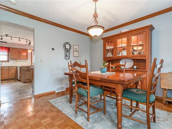 3rd image of 933 Coventry Ct