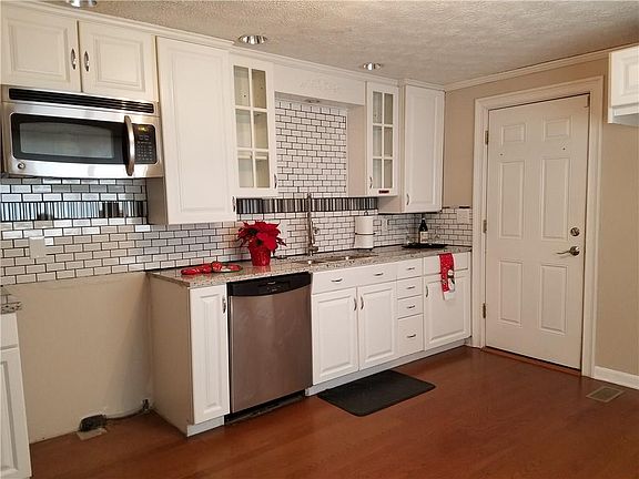 4th image of 400 N Parkway Dr