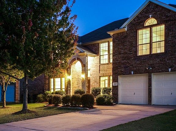 2nd image of 15207 Regal Oak Ln