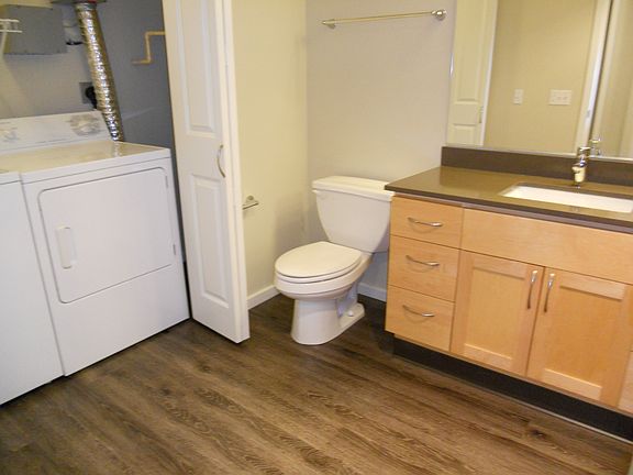 Roomy, bright bathroom w/ washer and dryer