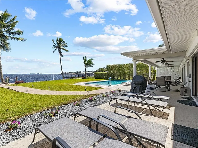 252 Bayshore Dr — Photo 2