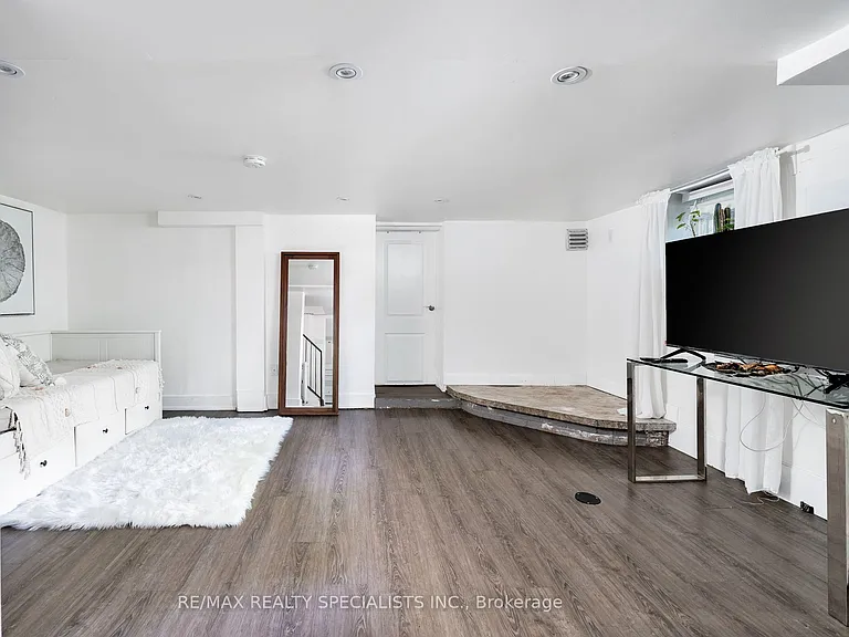 290 Westmount Ave #LOWER — Photo 6