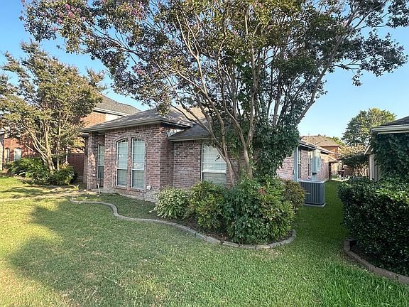 2nd image of 1752 Crescent Creek Ln