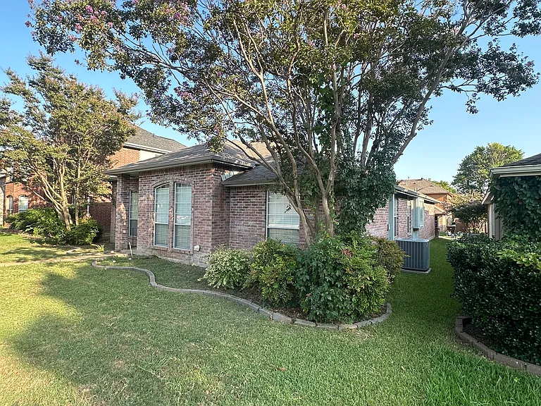 1752 Crescent Creek Ln — Photo 2