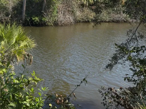 104 NE Charleston Oaks Drive, Port St Lucie, FL 34983