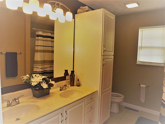 Hall Bath w/Dual Vanity