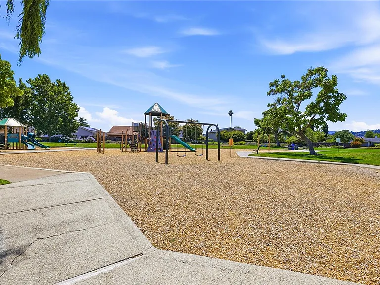 657 Sandy Hook Ct — Photo 35