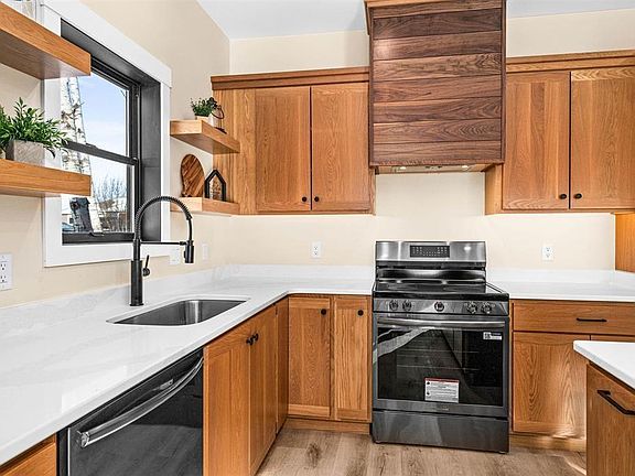 5th image of 1560 Carlton Ave W #1560