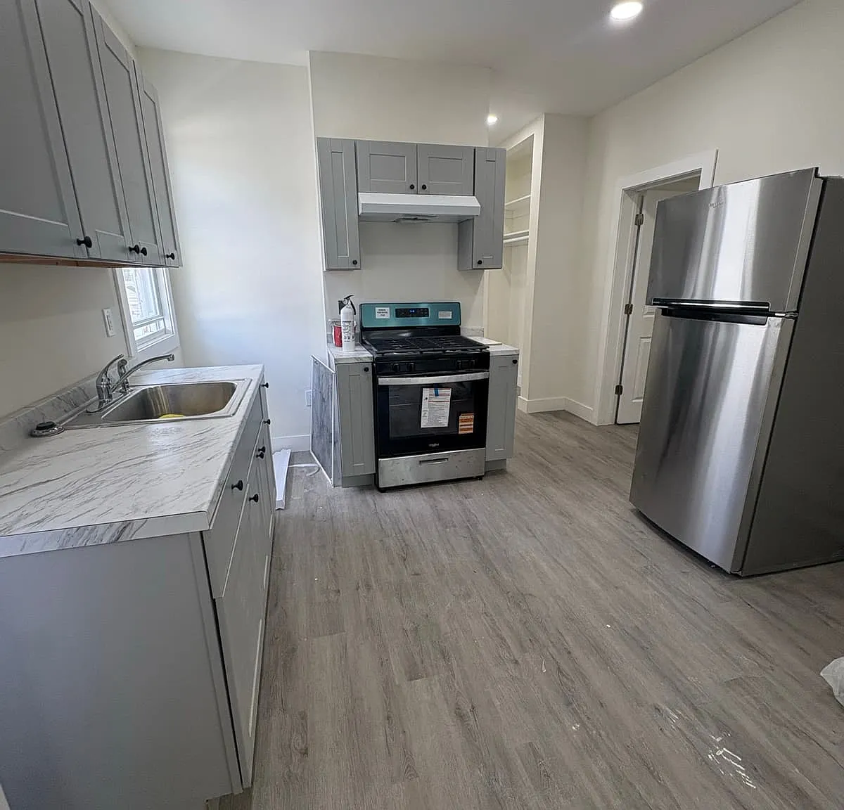 3 bed, 1000 sqft, $2,200 — Photo 2