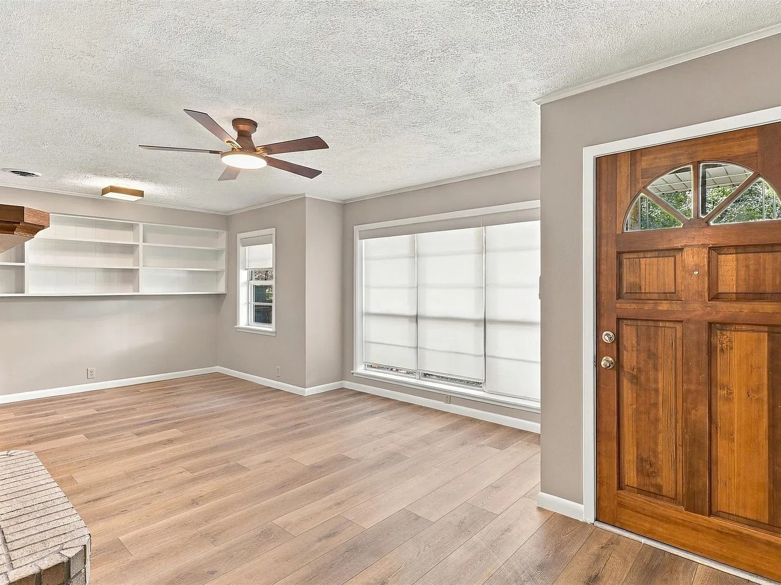 4 bed, 2.0 bath, 2328 sqft, $2,400 — Photo 4