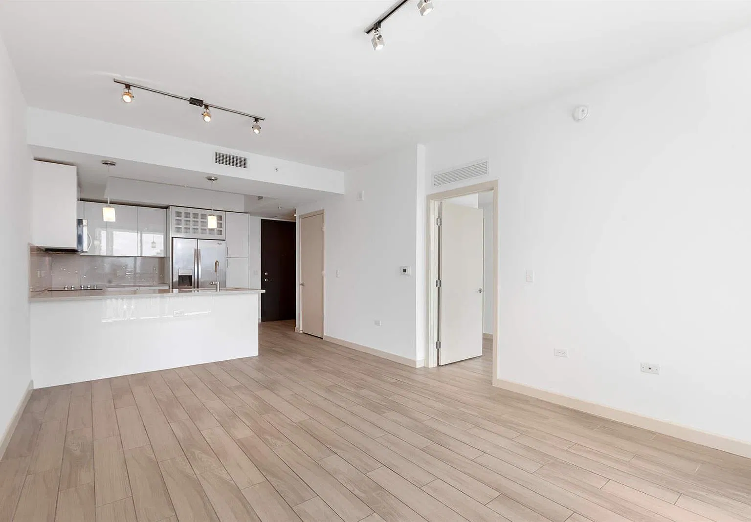 1 bed, 691 sqft, $3,100 — Photo 3