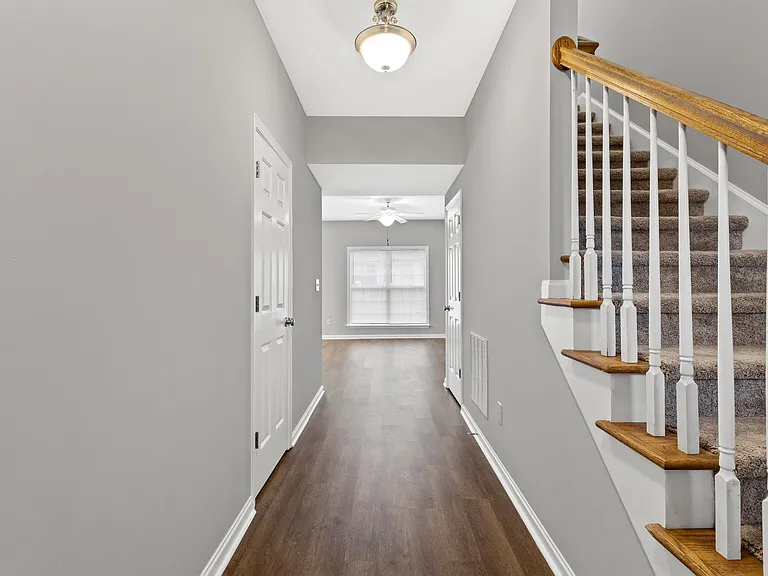 136 Lowell Ct — Photo 4