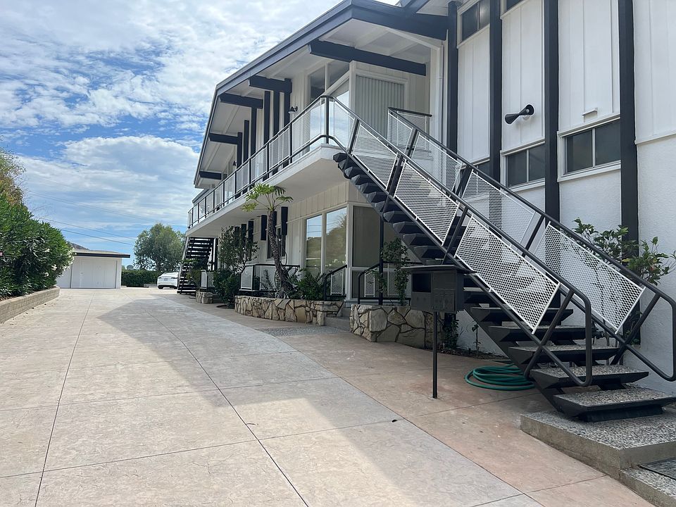 LONG PRIVATE DRIVEWAY