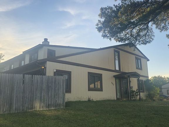 2nd image of 985 Birch Rd