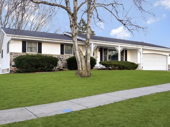 1415 Sandra LANE, West Bend, WI 53095