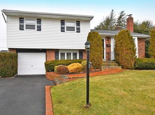 15 Pickwick Dr W, Syosset, NY 11791