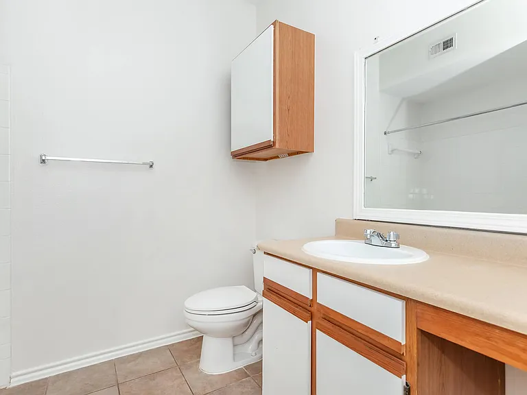 San Pedro Apartments — Photo 43