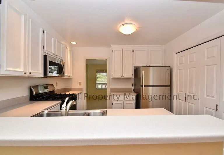 1033 Susan Way — Photo 5