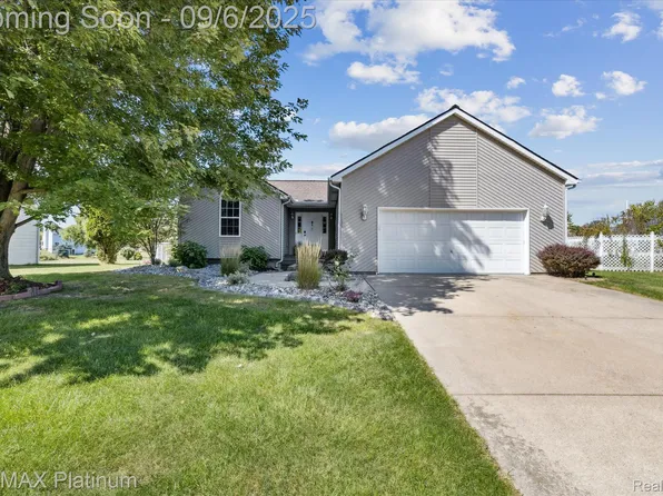 1135 Heather Heath Dr, Howell, MI 48843