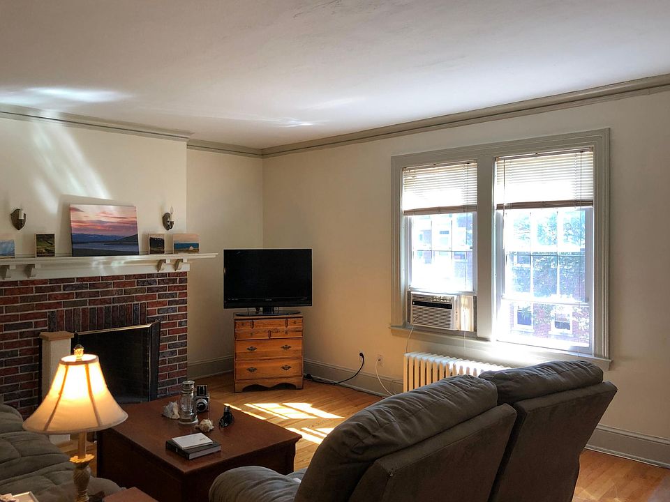 Living Room with fireplace
