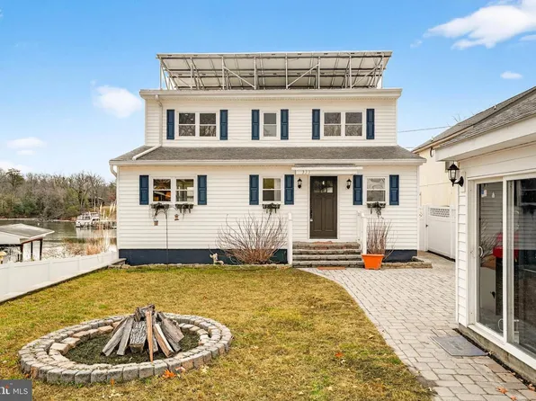 333 Sturtons Ln, Pasadena, MD 21122