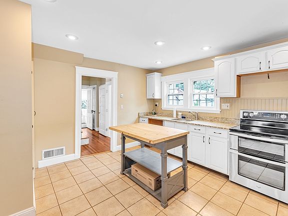 4th image of 87 Selwyn St APT 2