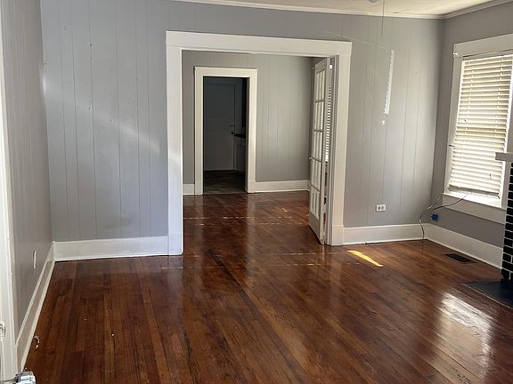 2nd image of 813 W Oak St #1