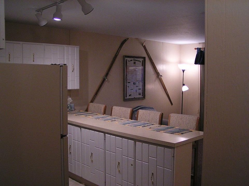 Kitchen and breakfast bar