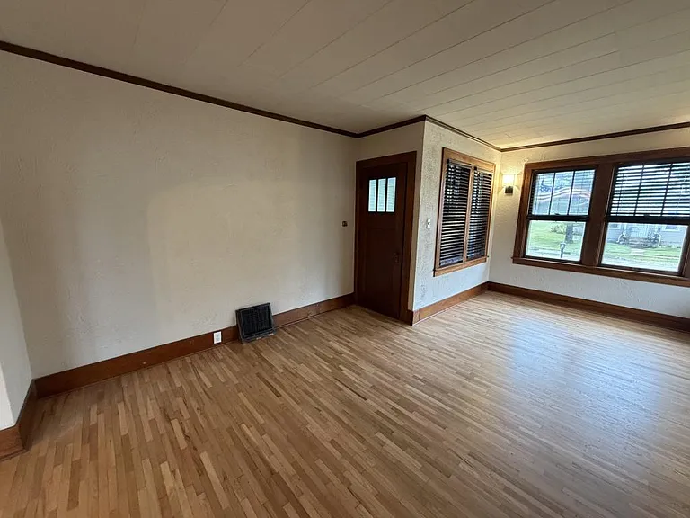 460 S Mazon St — Photo 9