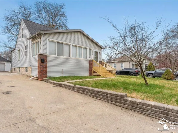 28428 Church St, Flat Rock, MI 48134