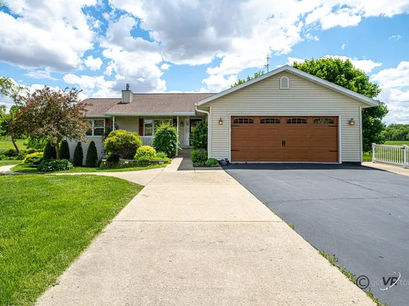 1323 W Brush Creek Rd, Freeport, IL 61032