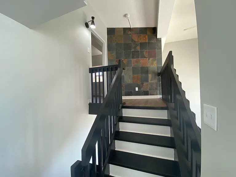 430 Adelaide St N — Photo 7