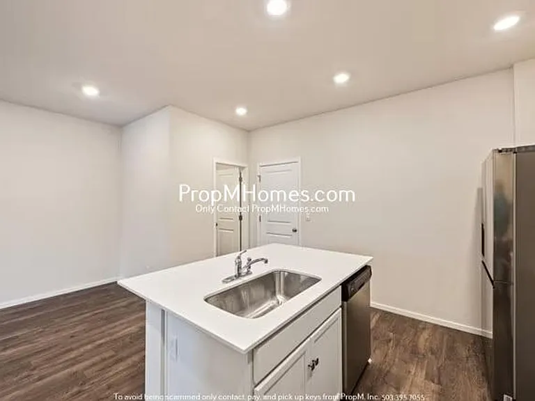 884 N 18th Ave — Photo 7