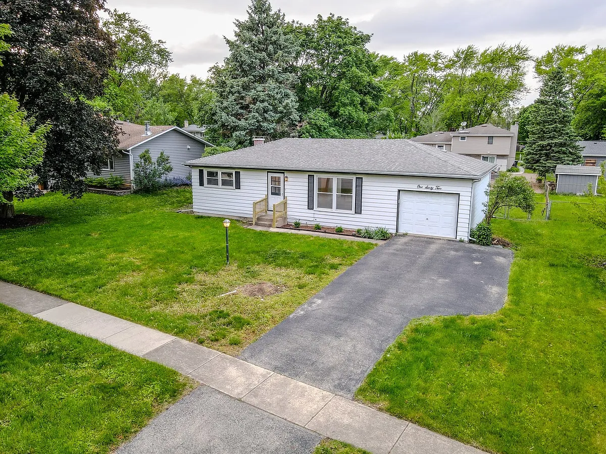 Building Photo - 30W162 Claymore Ln