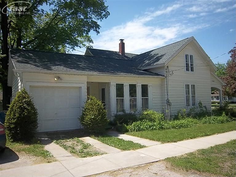 2nd image of 512 E Maple St