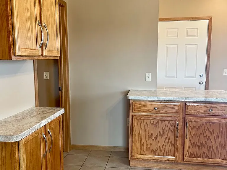 3552-3558 E Meadows Pl — Photo 8