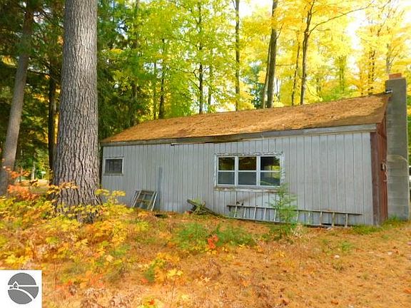 4th image of 457 Lake Dr NE
