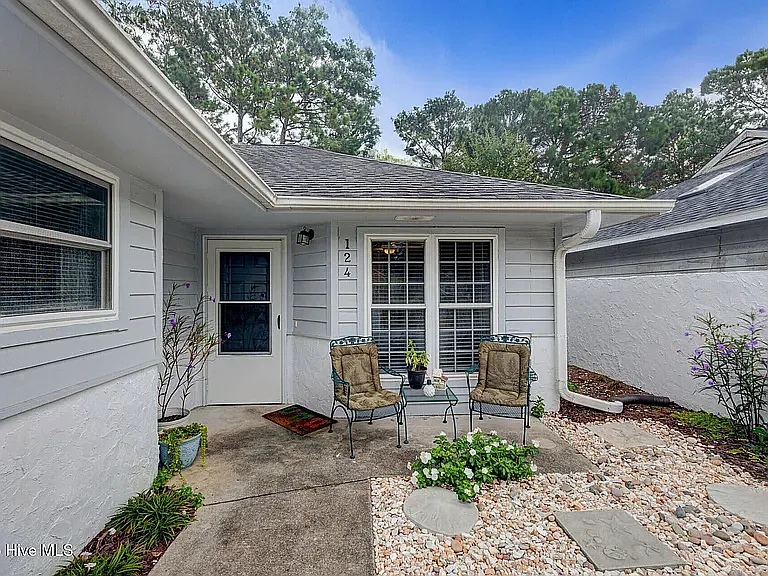 Building Photo - 124 Holly Tree Ln