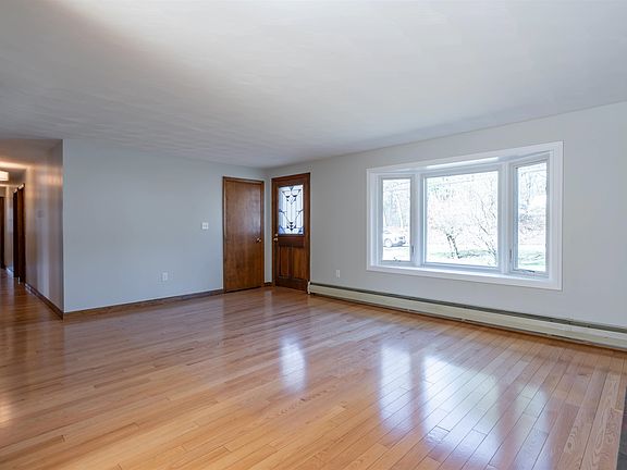 5th image of 422 Main Dunstable Road