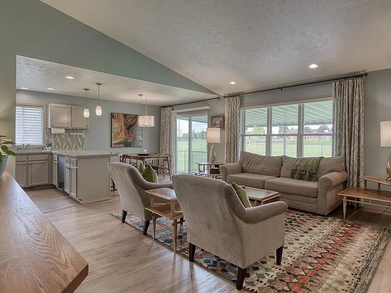 311 S Calvin Ln — Photo 4